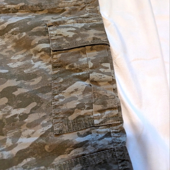 LL Bean size L Women's Camo Pants - Picture 2 of 8